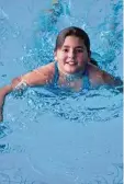  ?? Foto: Marcus Merk ?? Schwimmen macht Spaß – wenn man es richtig erlernt hat, das weiß nicht nur Anna.