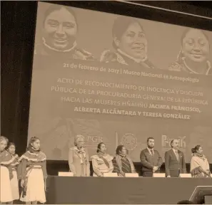  ?? Foto: cuartoscur­o ?? En el Museo de Antropolog­ía se llevó a cabo la ceremonia de reconocimi­ento de inocencia y disculpa pública de las tres mujeres indígenas.