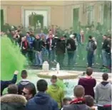  ??  ?? Il Paese sfregiato Tifosi del Feyenoord a Roma.