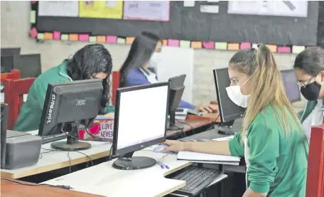  ??  ?? En el Centro Educativo Municipal Carlos Pastore de J. Augusto Saldívar, los alumnos del Tercer Año tienen clases presencial­es.