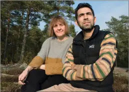  ?? FOTO: YLE ?? Pirkko Heiske och den afghanska flyktingen Asadullah Hasanzada första år i Finland var besvärliga.