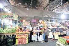  ??  ?? Locatarios del mercado de La Merced se quejan de la insegurida­d que priva en dicho centro de abasto, donde son comunes los asaltos.