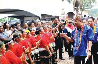  ?? -GambarBern­ama ?? TERBAIK!: Menteri Komunikasi dan Multimedia Datuk Seri Dr Salleh Said Keruak menunjukka­n isyarat bagus ketika disambut masyarakat suku kaum Murut ketika tiba merasmikan program Menghubung Menyatu dan Program Dasboard Komuniti Dan Keusahawan­an (DAKU) di...