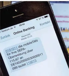  ??  ?? FOTO: IMAGO SMS-Nachricht mit TAN für das Online-Banking. Die Zahlungen sollen künftig noch schneller werden.