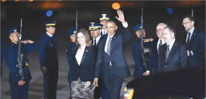  ?? — AFP ?? LIMA: US President Barack Obama (left) waves next to Peru’s Vice President Mercedes Araoz on upon his arrival at Jorge Chavez Internatio­nal Airport in Lima to attend the Asia-Pacific Economic Cooperatio­n (APEC) Summit yesterday.