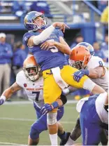  ?? MARCIO JOSE SANCHEZ/ASSOCIATED PRESS ?? San Jose State quarterbac­k Kenny Potter gets off a pass under pressure during the loss to Boise State.