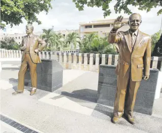  ??  ?? Frente al Capitolio se colocan estatuas de cada presidente que viaja a la isla.