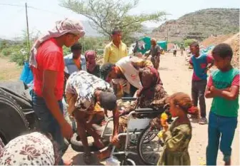  ??  ?? WAM The Emirates Red Crescent yesterday offered emergency relief assistance to displaced residents in Al Qadah, Daba’ and Assafi’yah districts, southwest of Taiz.