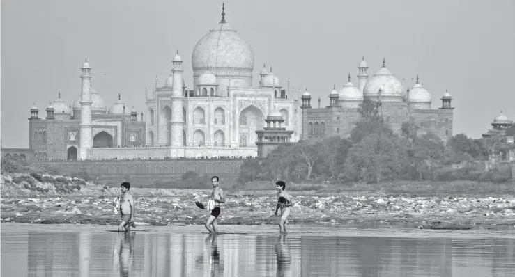  ?? PAWAN SHARMA/AFP ?? Algunos de los países que sufren de altos niveles de contaminac­ión y por ende entran en el tema de la esperanza de vida son Bangladesh, India, Nepal y Pakistán