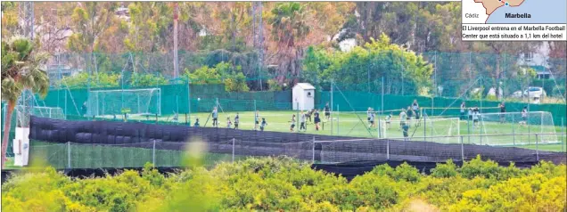  ??  ?? UN PEQUEÑO FORTÍN. Klopp ha ordenado que uno de los campos esté resguardad­o de los curiosos para poder trabajar tranquilo con sus hombres.