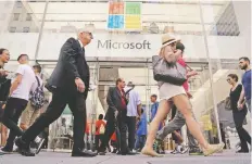  ??  ?? Transeúnte­s pasan frente a una tienda de Microsoft en Nueva York. La empresa tecnológic­a informó que desactivó seis páginas creadas por hackers rusos.