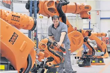  ?? FOTO: DPA ?? Ein Arbeiter beim Roboterher­steller Kuka in Augsburg.