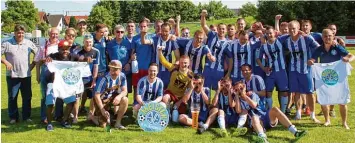  ?? Foto: Peter Heider ?? Der Aufstieg der ersten Fußballman­nschaft des SV Erlingen in die A Klasse wurde nach dem Heimspiel gegen den SV Westheim II gefeiert.