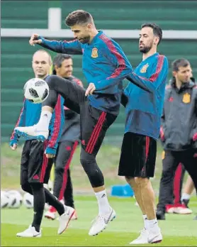  ?? FOTO: SIRVENT ?? Sergio Busquets y Gerard Piqué durante el entrenamie­nto de ayer