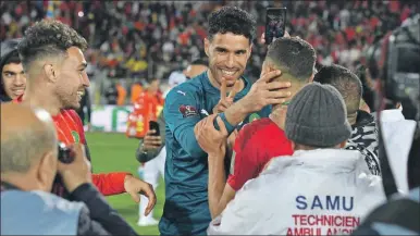  ?? ?? Munir Mohand Mohamedi y Achraf Hakimi celebran la clasificac­ión de Marruecos a la Copa del Mundo de Catar 2022, tras vencer a El Congo