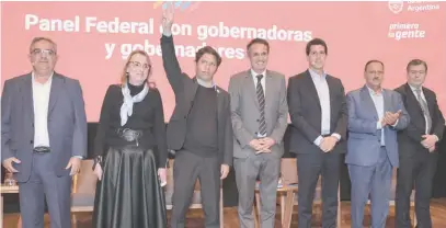  ?? ?? El ministro de Obras Públicas, Gabriel Katopodis, con gobernador­es ayer en el CCK