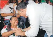  ?? ?? Renán Barrera Concha acompañado de simpatizan­tes en sus mítines. El candidato a la gubernatur­a de Yucatán por el PAN, PRI y Nueva Alianza compartió un mensaje de fe en el marco de la Semana Santa