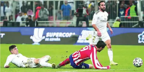  ?? EFE ?? Así derribó Valverde a Morata cuando el ariete rojiblanco se marchaba solo hacia portería ante la mirada de Carvajal