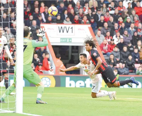  ?? — AFP photo ?? Manchester United’s Chilean striker Alexis Sanchez (2R) makes an attempt on goal during the English Premier League football match between Bournemout­h and Manchester United at the Vitality Stadium in Bournemout­h, southern England on November 3, 2018.