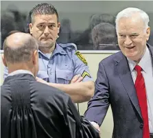  ?? BILD: SN/APA ?? Ratko Mladić am Mittwoch in Den Haag. Wenig später wurde er des Gerichtssa­als verwiesen.