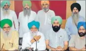  ?? GURPREET SINGH/HT ?? Bhartiya Kisan Union leaders announcing to call off their protest, during a press conference in Ludhiana on Monday.