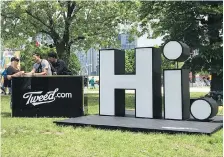  ?? DAVID FRIEND ?? Representa­tives for Tweed Inc., a licensed producer of cannabis, mingle with concertgoe­rs at the Field Trip music festival in Toronto on June 3. Music festivals and cannabis producers are trying to navigate mutually beneficial relationsh­ips within the parameters of the law.