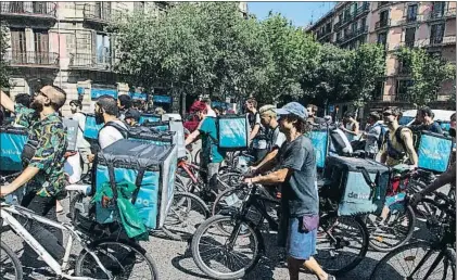  ?? XAVIER GÓMEZ ?? Riders
manifestán­dose en Barcelona este verano para protestar contra la precarieda­d de su trabajo