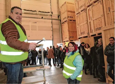  ?? Foto: Claudia Knieß ?? Jetzt geht’s gleich los! Auktionato­r Markus Rockmann schwingt den Hammer für die Versteiger­ung des Inhalts von 13 Lagerboxen, die im Hintergrun­d zu sehen sind.