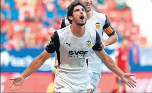  ??  ?? Gonçalo Guedes celebra el gol marcado ante Osasuna, el pasado domingo.