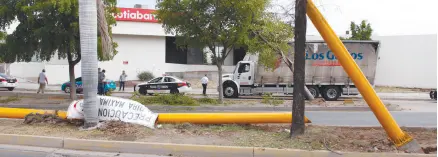  ??  ?? • Alrededor de las 08:20 horas de ayer, un tráiler cargado con diez toneladas de harina derribó la estructura de 3.70 metros de altura, la cual se colocó para evitar percances en el puente a desnivel del bulevar Luis Encinas.