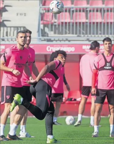  ??  ?? Koundé intenta un control de espuela ante las miradas de Jordán, Sergi Gómez y Óliver.