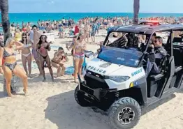  ?? MIKE STOCKER/SOUTH FLORIDA SUN SENTINEL ?? College students crowd the beaches in Fort Lauderdale on Wednesday.