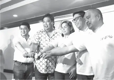  ?? EDEN JHAN LICAYAN ?? STRONGER DAVAO REGION. Members of Hugpong Ng Pagbabago joined forces during its launching on Friday, February 23 at the Royal Mandaya Hotel. In the photo (from left) Davao Oriental Governor Nelson L. Dayanghira­ng, Davao Occidental Governor Claude...