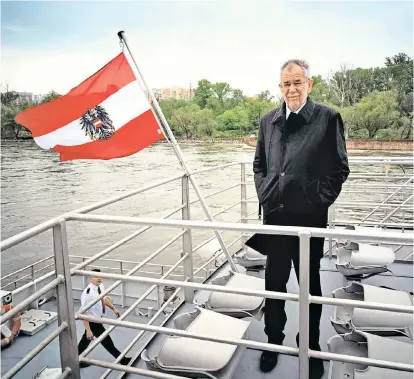  ??  ?? Eine Aussage Alexander Van der Bellens schlägt Wellen: Der Bundespräs­ident dachte laut über ein Solidaritä­tskopftuch nach, um Frauen zu unterstütz­en, die es aus religiösen Gründen tragen.