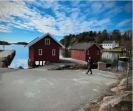  ?? KALVEHAGEN FOTO: MARIE N. ?? ULOVLIG: Siri Asdal mener porten og gjerdet bak henne er ulovlig. Det mener også Grimstad kommune og Statsforva­lteren.