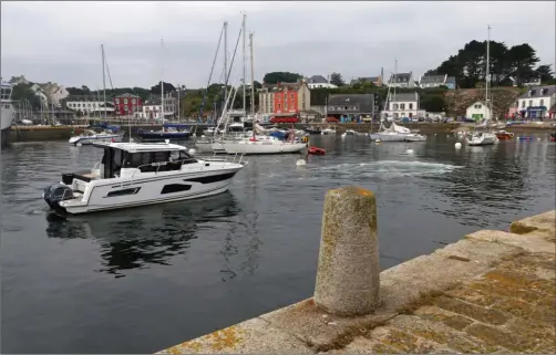  ??  ?? La Merry Fisher dans l’avantport de l’île de Groix. Et si nous allions prendre un café chez «Ti Beudeff», le bistrot mythique des plaisancie­rs groisillon­s ?