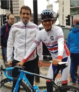  ?? CORTESÍA ?? Andrey Amador junto a su auxiliar Iban Latasa, previo a la salida del Mundial de Ciclismo de ruta, en Yorkshire, Inglaterra.