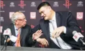  ?? MAY ZHOU / CHINA DAILY ?? Yao Ming and Houston Rockets’ owner Leslie Alexander chat on Friday about the journey they took together in basketball in Houston.