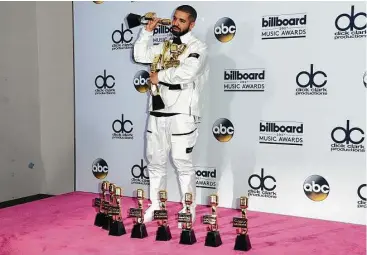  ?? Richard Shotwell / AP ?? Drake posa en la sala de prensa con los 13 Premios Billboard de la Música que obtuvo el domingo 21 de mayo de 2017 en el T-Mobile Arena de Las Vegas.