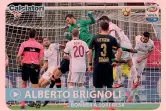  ??  ?? BOMBER A SORPRESA Il portiere Alberto Brignoli batte di testa il collega del Milan Donnarumma e regala al Benevento il primo punto in Serie A