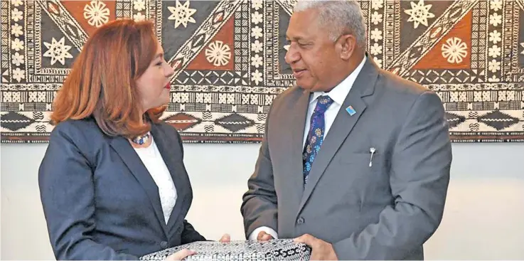  ?? Photo: Deptfo News ?? Prime Minister Voreqe Bainimaram­a presents a gift to the President of the 73rd session of the United Nations General Assembly, María Fernanda Espinosa Garcés, during a bilateral meeting yesterday, September 24, 2018, on the margins of the United Nations General Assembly currently underway in New York, United States of America.