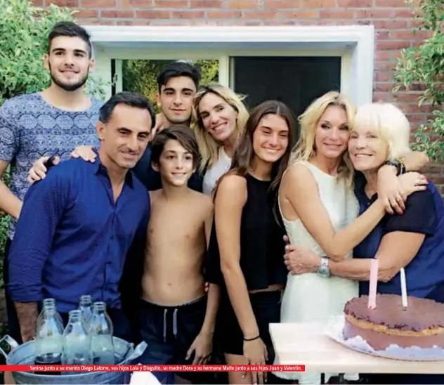  ??  ?? Yanina junto a su marido Diego Latorre, sus hijos Lola y Dieguito, su madre Dora y su hermana Maite junto a sus hijos Juan y Valentín.