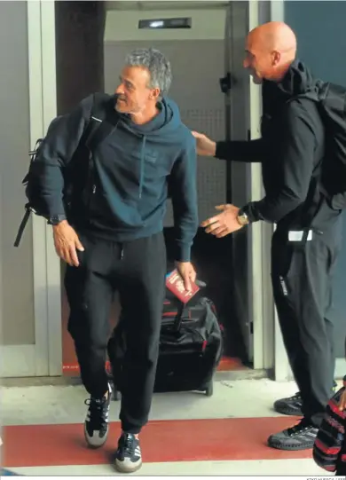  ?? KIKO HUESCA / EFE ?? Rubiales abre la puerta a Luis Enrique a la llegada de la selección española al aeropuerto de Barajas.