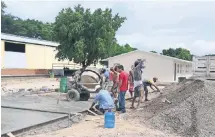  ??  ?? Para instalar un aula se necesita una plataforma de cemento con mallas y anclajes en los que se colocará la estructura, según empresa constructo­ra.