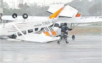  ?? ?? La fuerza del viento hizo voltear una avioneta y la arrastró hasta colisionar con otra aeronave.