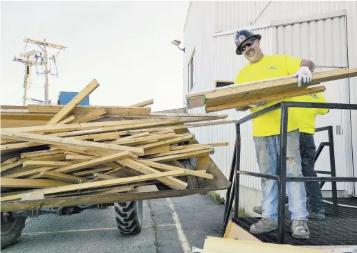  ??  ?? Des malfaiteur­s ont vandalisé l’intérieur de l’ancienne coopérativ­e de Caraquet et ont tenté d’incendier les lieux. Sur la photo on peut voir Mario Henry, un des employés de Gino Leblanc. - Acadie Nouvelle: David Caron