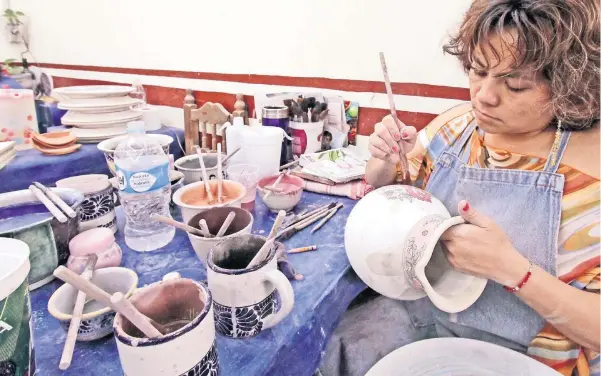  ??  ?? Los talleres Uriarte Talavera se dedican a la producción de cerámica fina desde 1824; crean desde los tradiciona­les utensilios de cocina hasta lujosas vajillas y piezas de arte.