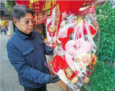  ?? — JASON PAYNE/ PNG ?? Robert Sung, who offers guided culinary tours in Vancouver’s historic Chinatown neighbourh­ood, gears up for the Year of the Pig celebratio­ns.