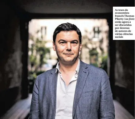  ??  ?? As teses do economista francês Thomas Piketty (na foto) estão agora a ser discutidas por dezenas de autores de várias ciências sociais