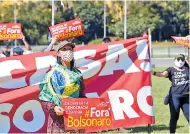  ?? afp ?? BRASILIA.
Opositores a Bolsonaro exigieron su salida; médicos se plantaron frente al ministerio de Salud.